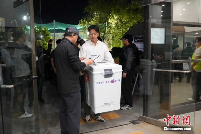 当地时间6月3日，工(👔)作人员将票箱送入韩国首尔一处计票站内(🧘)。韩国第21届总统(🥞)选举投票于当天20时结束，计票工作随即陆续启动。中新社记者 刘旭 摄